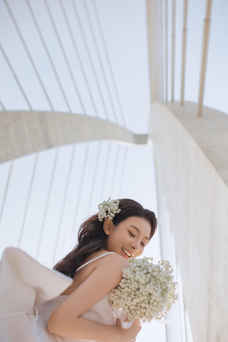 Bouquet Toss Moment